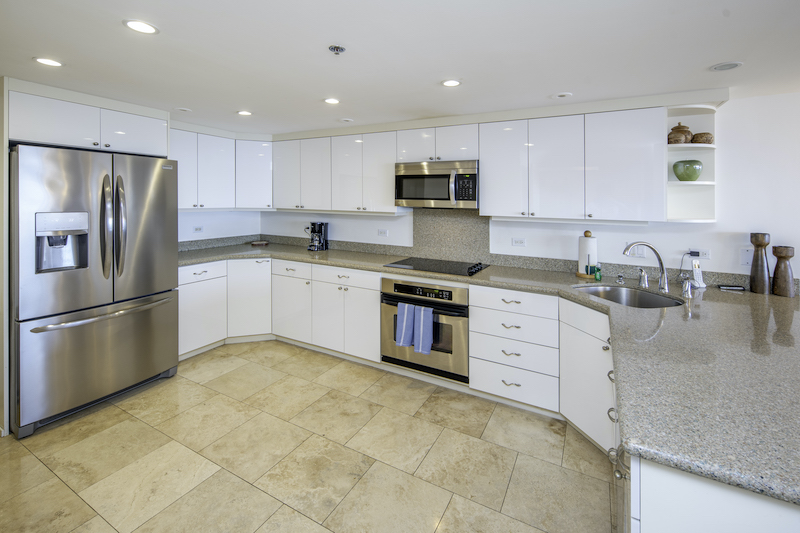 Huge Full Kitchen with Wine Fridge
