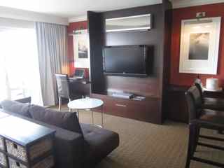 Spacious Living Area w/42&ldquo; Flatscreen TV    