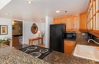 Granite Kitchen / Breakfast Bar                   