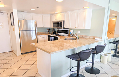 Breakfast Bar and Full Kitchen