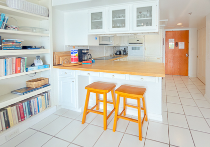 Fully Equipped Kitchen with Breakfast Bar
