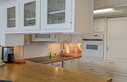 Fully Equipped Kitchen with Breakfast Bar
