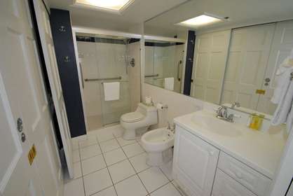 Large Bathroom w/Bidet                            