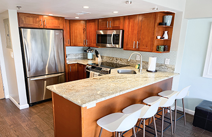 Breakfast Bar w/ Stools                           