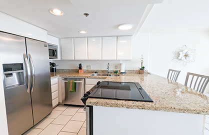 Large Kitchen and Breakfast Bar