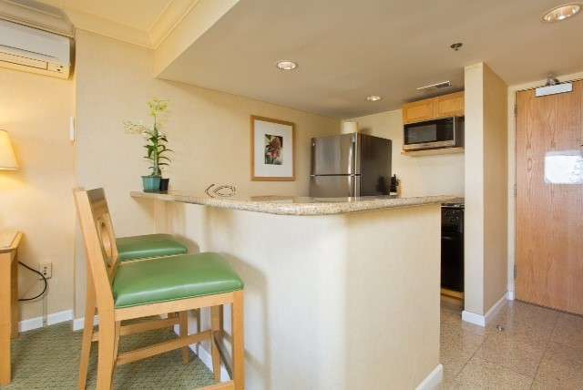 Granite Kitchen / Breakfast Bar                   