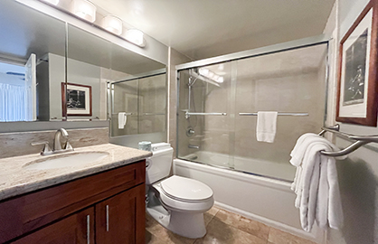 Master ensuite Bathroom with Soaker Tub           