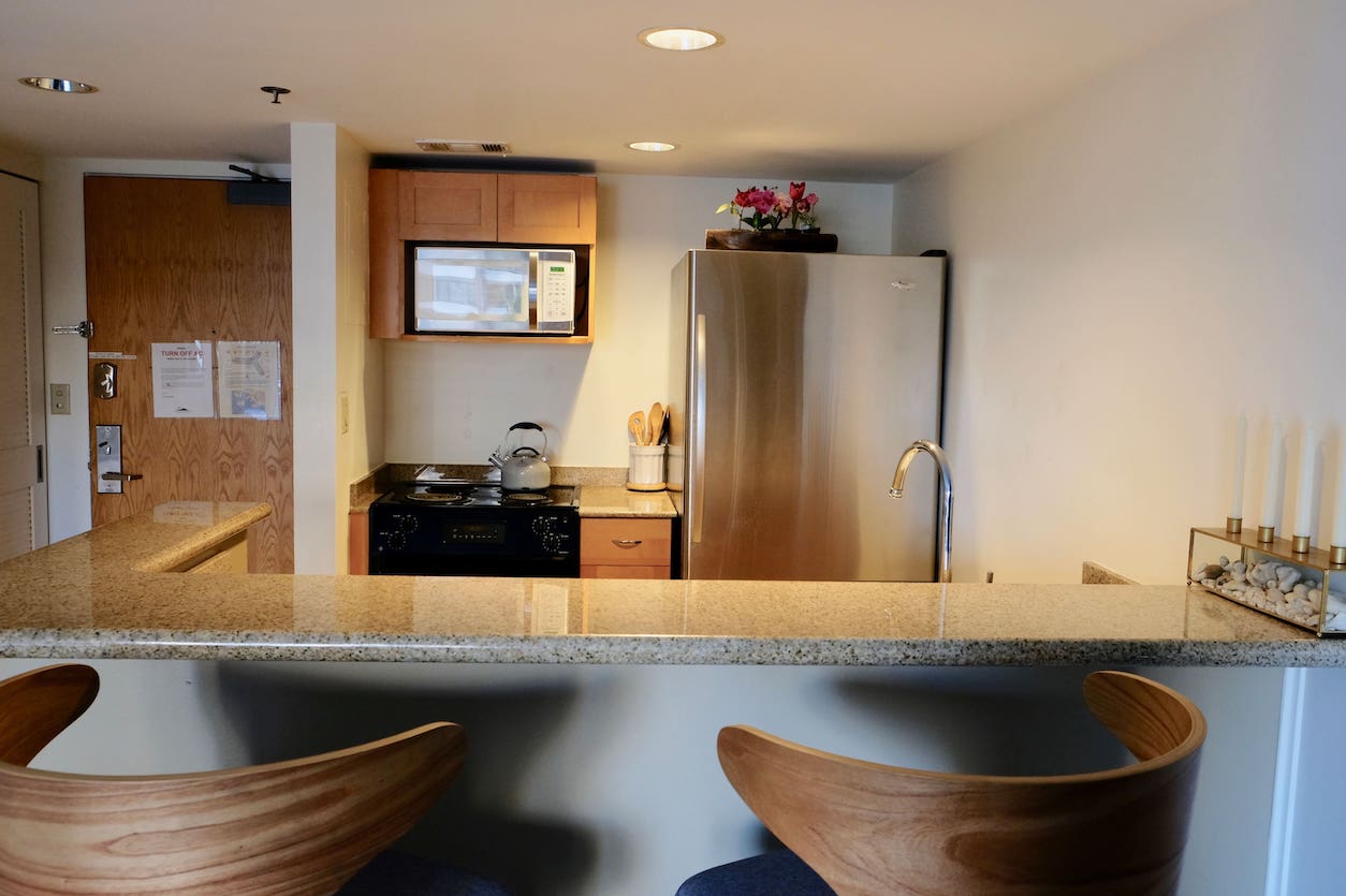 Kitchen & Breakfast Bar                           
