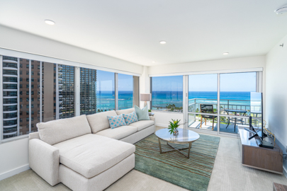 Sophisticated Elegant Living Room w/ Sofa Bed!    