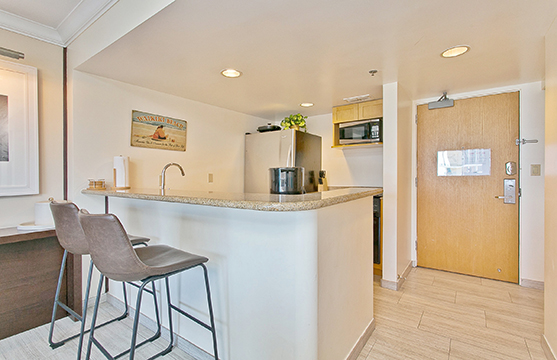 Granite Kitchen w/ Breakfast Bar