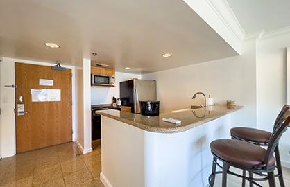 Fully Equipped Kitchen w/ Breakfast Bar