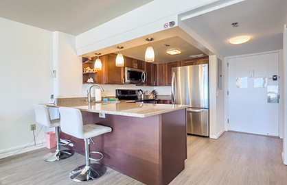 Breakfast Bar and Kitchen