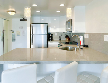 Equipped Kitchen with Breakfast Bar               