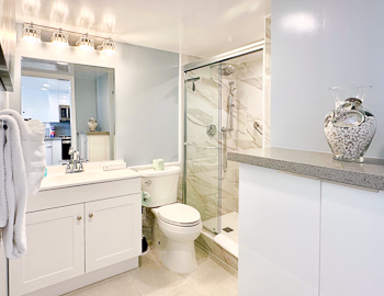 Spacious Modern Bathroom