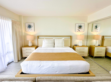 Large Comfy King Bed and Extra Closet             