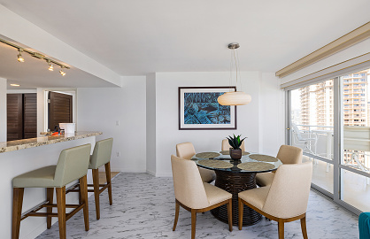 Dining Area and Breakfast Bar