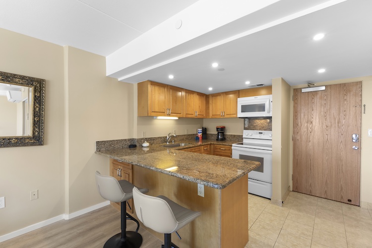 Kitchen with Breakfast Bar