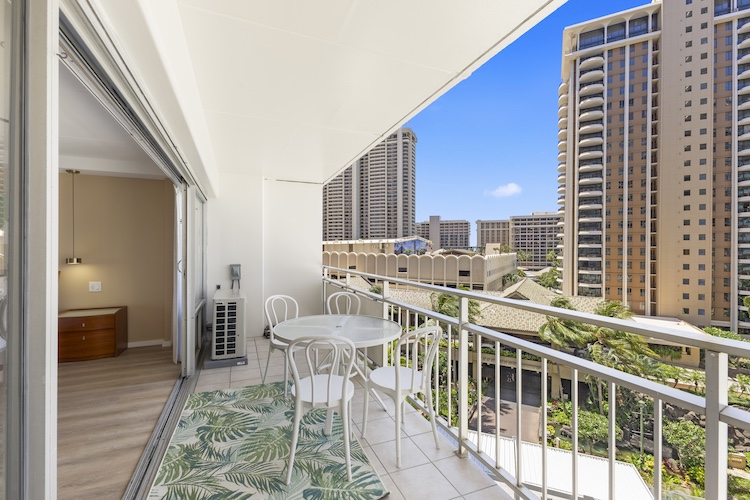 Large Comfy Private Lanai                         
