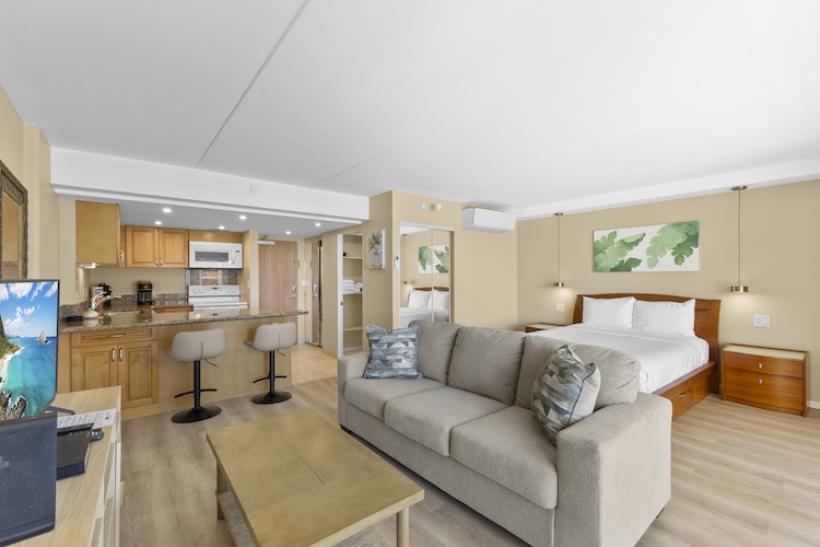Kitchen with Breakfast Bar