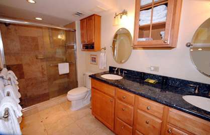 Large Bathroom w/2 Sinks